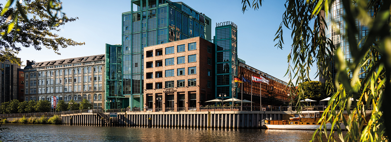 Titelbild ABION Hotel - Blick auf das Hotel von anderen Ufer der Spree