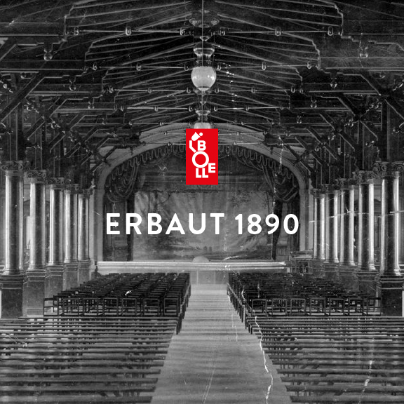 Schwarz-Weiß-Foto BOLLE Halle als Theater - mit Logo und Schirftzug "ERBAUT 1890"