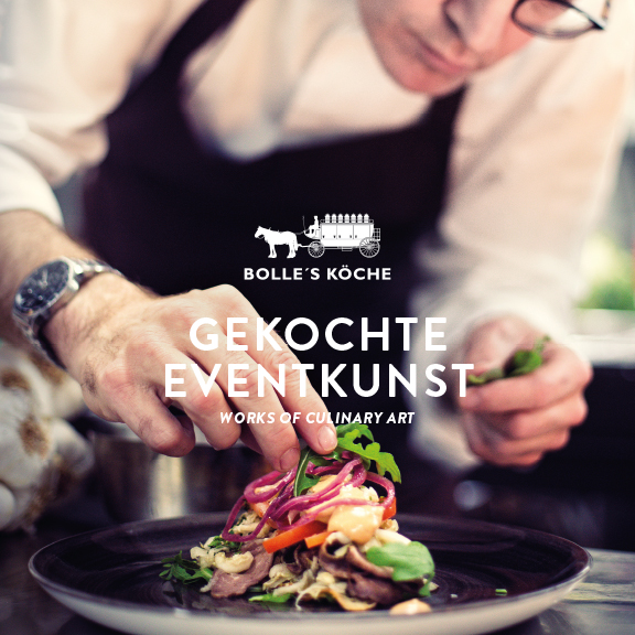 Foto BOLLES Köche beim Anrichten eines Gerichts - Logo BOLLE'S KÖCHE und Aufschrift "GEKOCHTE EVENTKUNST - works of culinary art"