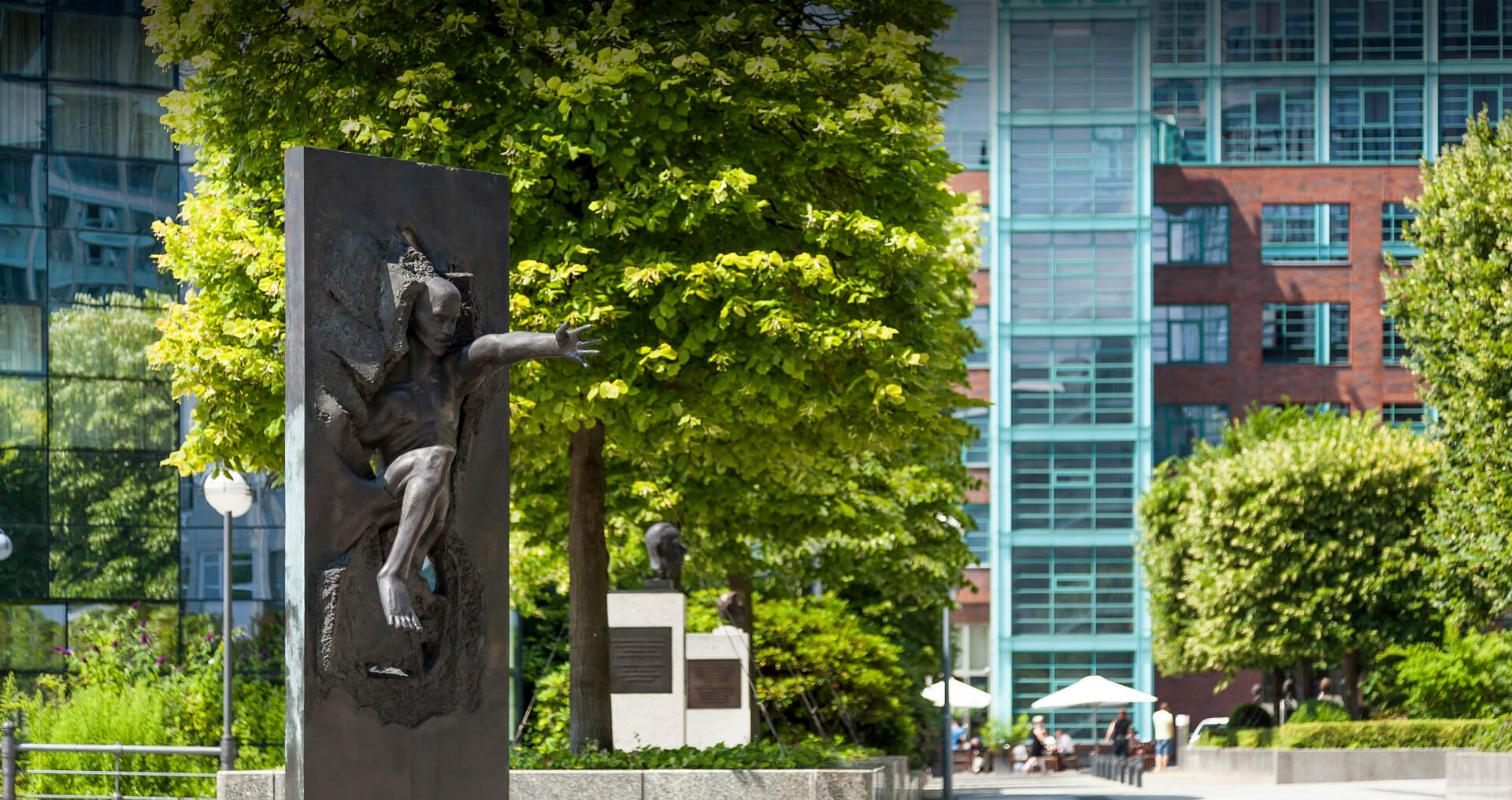 Foto der Straße der Erinnerungen, im Vordergrund das Denkmal 